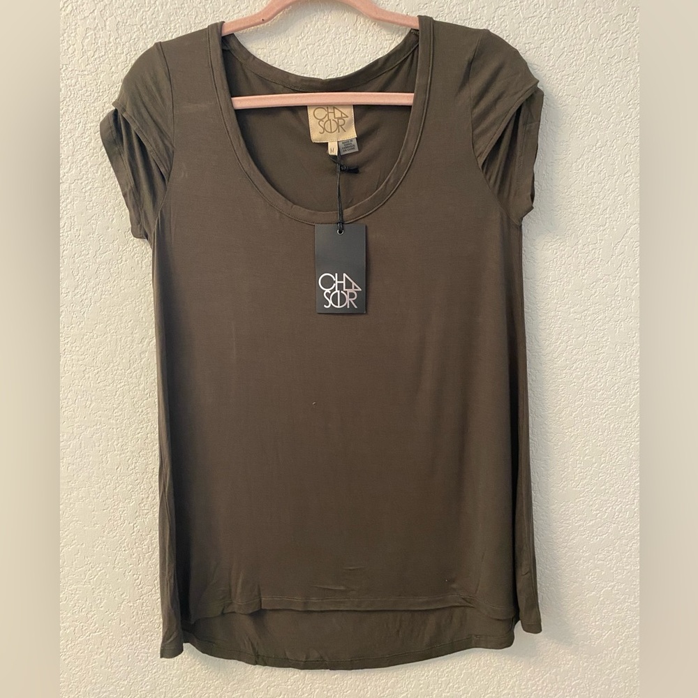 NWT Chase “Mountain” Shoulder slit tee